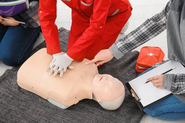 Donna Che Dimostra Cpr Sul Manichino Classe Primo Soccorso — Foto Stock