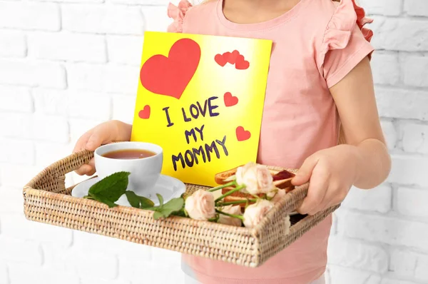 Niña Sosteniendo Bandeja Con Desayuno Tarjeta Felicitación Para Mamá Día —  Fotos de Stock