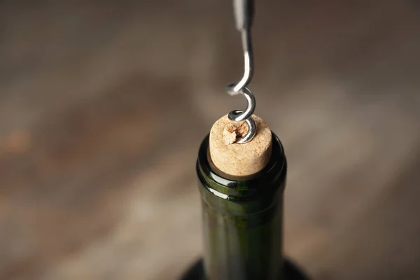 Öffnung Flasche Wein Mit Korkenzieher Nahaufnahme — Stockfoto