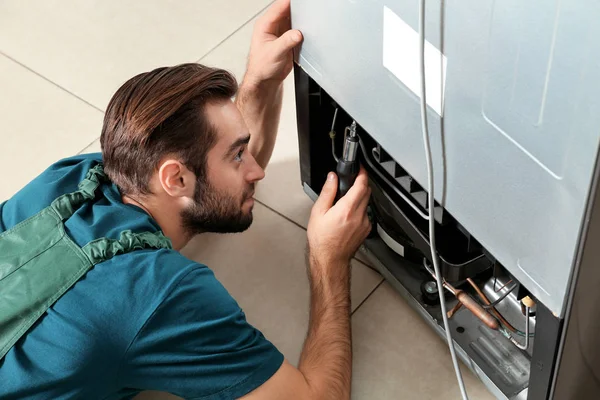 Técnico Masculino Reparando Refrigerador Interiores —  Fotos de Stock