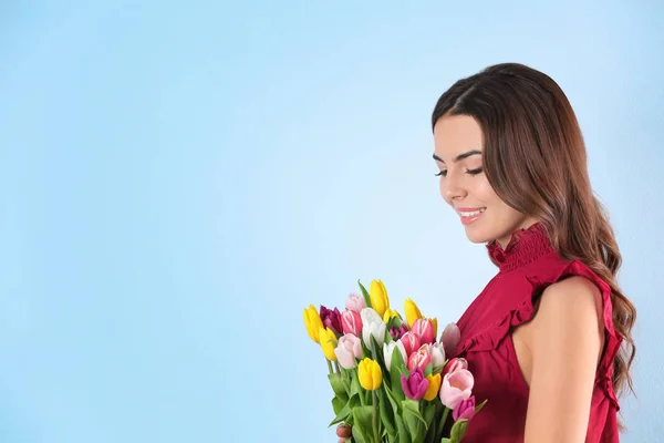 Hermosa Mujer Sosteniendo Ramo Tulipanes Sobre Fondo Color —  Fotos de Stock