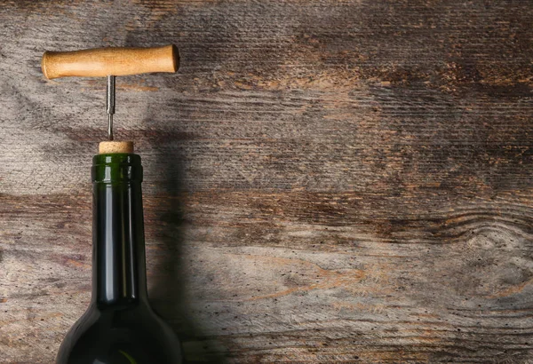 Bottiglia Vino Con Cavatappi Fondo Legno — Foto Stock