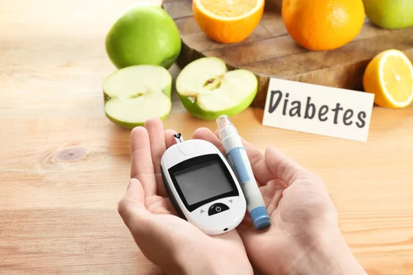 Žena Držící Digitální Glukometr Lancety Pera Nad Tabulkou Cukrovka Dieta — Stock fotografie