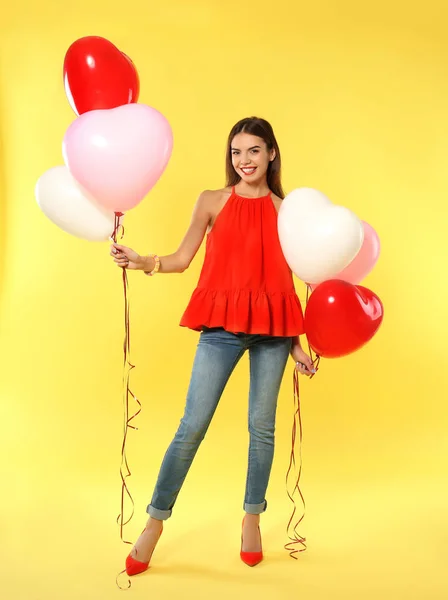 Romantische Junge Frau Mit Herzförmigen Luftballons Zum Valentinstag Auf Farbigem — Stockfoto