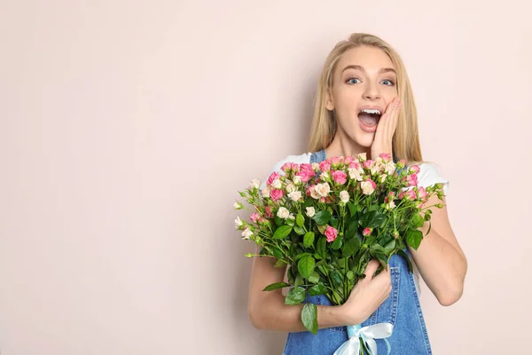 Hermosa Mujer Joven Con Ramo Rosas Sobre Fondo Color — Foto de Stock