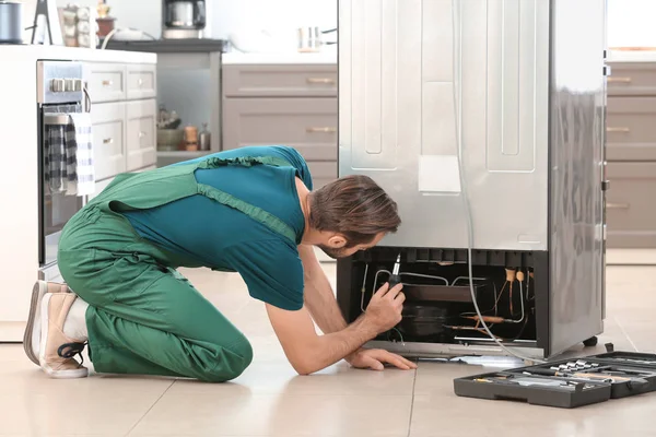 Mannelijke Technicus Reparatie Koelkast Binnenshuis — Stockfoto