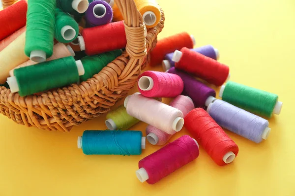 Плетеная Корзина Разноцветными Нитками Шитья Цветном Фоне — стоковое фото