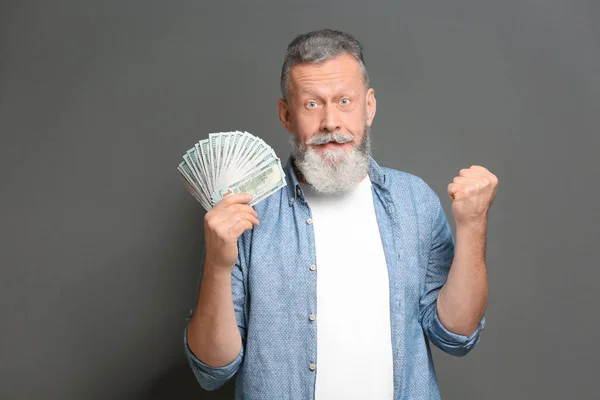 Emocionální Starší Muž Spoustou Dolarové Bankovky Šedém Pozadí — Stock fotografie
