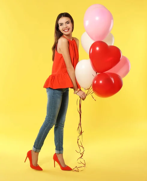 Romantische Junge Frau Mit Herzförmigen Luftballons Zum Valentinstag Auf Farbigem — Stockfoto