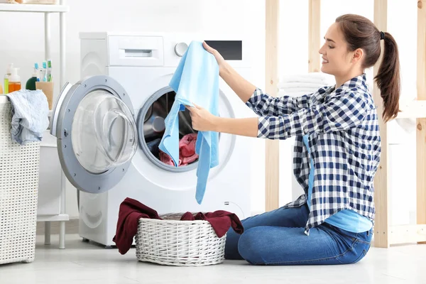 Junge Frau Wäscht Hause — Stockfoto