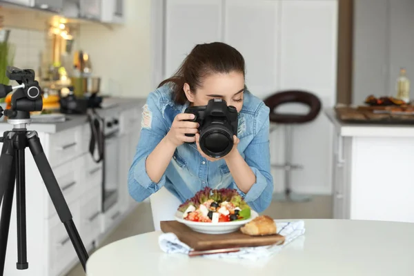 Mujer Joven Con Cámara Profesional Tomando Fotos Naturaleza Muerta Cocina —  Fotos de Stock