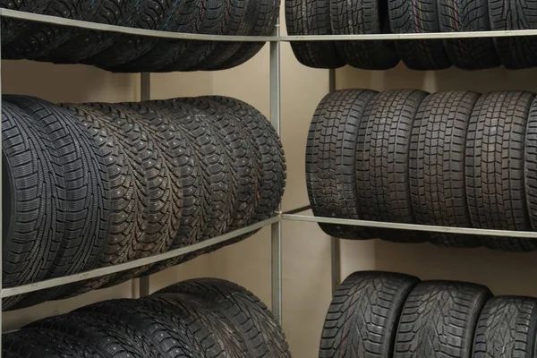 Bastidor Con Variedad Neumáticos Coche Tienda Automóviles —  Fotos de Stock