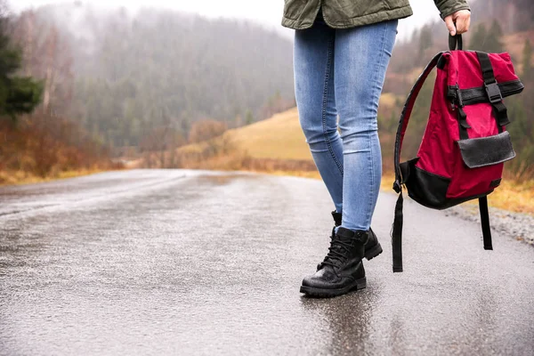 Жінка Туристка Рюкзаком Йде Сільській Дорозі Під Дощем — стокове фото