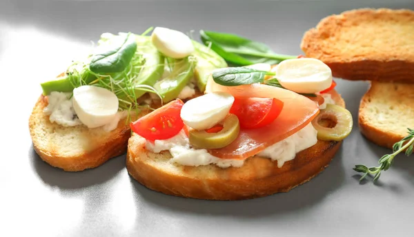 Smakelijke Bruschettas Met Prosciutto Plaat Close — Stockfoto