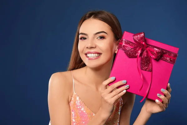 Красивая Молодая Женщина Подарком День Святого Валентина Цветном Фоне — стоковое фото