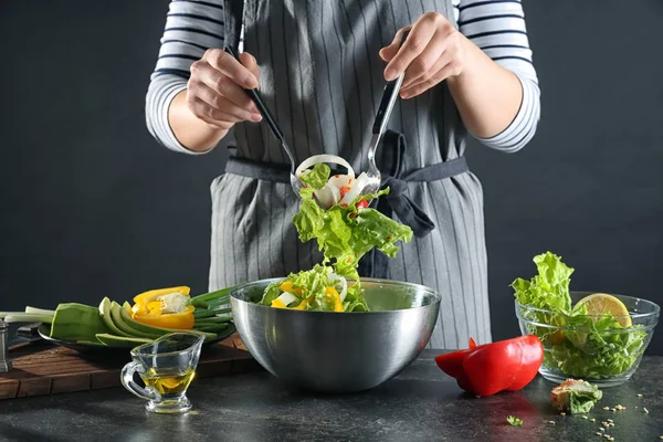 Frau Bereitet Schmackhaften Gemüsesalat Schüssel Auf Tisch — Stockfoto