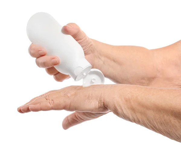 Ανώτερος Γυναίκα Εφαρμογή Κρέμας Χέρι Λευκό Φόντο — Φωτογραφία Αρχείου