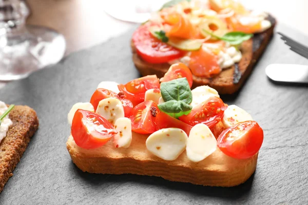 Savoureux Bruschetta Aux Tomates Cerises Mozzarella Sur Plaque Ardoise — Photo