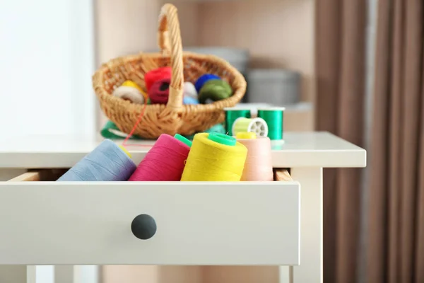 室内で小さなテーブルの引き出しの中に色のミシン糸のセット — ストック写真