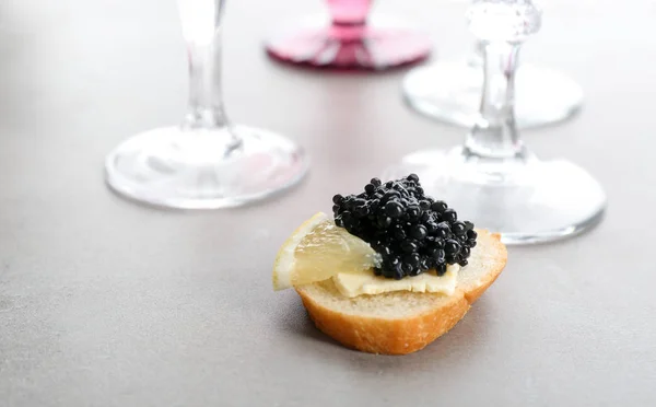 Sabroso Sándwich Con Caviar Negro Limón Mesa —  Fotos de Stock