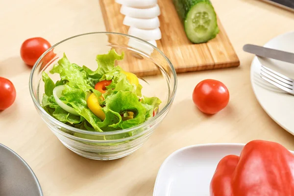 Asztalon Friss Növényi Saláta Tál — Stock Fotó