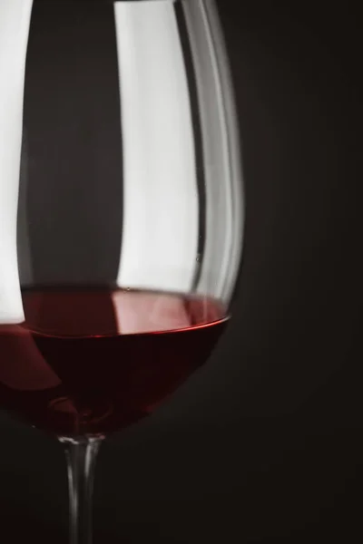 Glas Rotwein Auf Schwarzem Hintergrund Nahaufnahme — Stockfoto