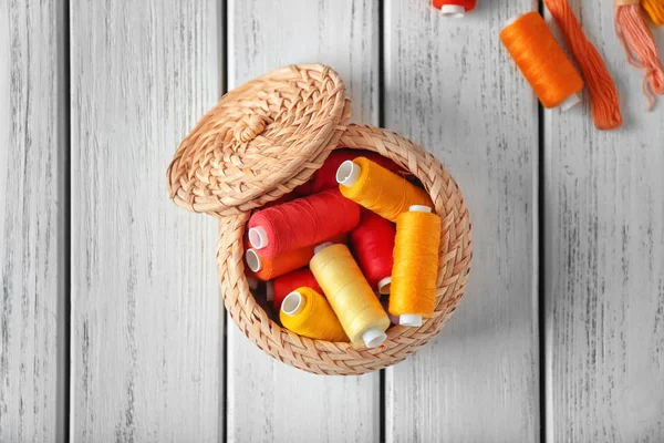 Rieten Doos Met Aantal Garens Tafel — Stockfoto