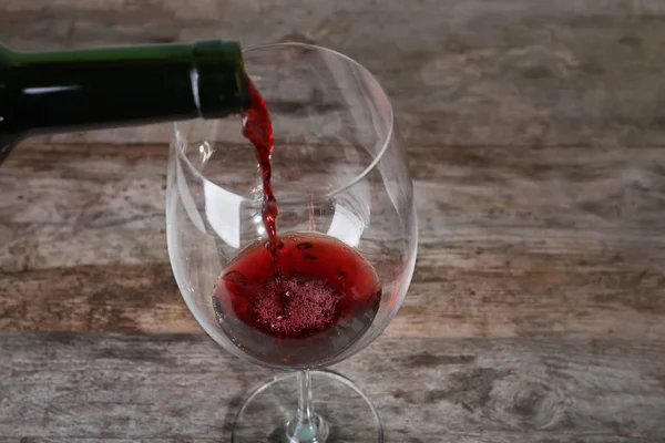 Versare Vino Rosso Bicchiere Sul Tavolo Primo Piano — Foto Stock