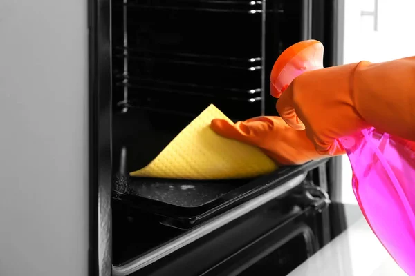 Housewife Cleaning Baking Pan Oven — Stock Photo, Image