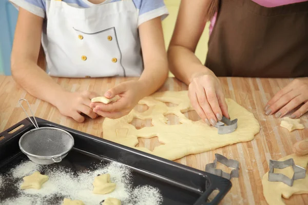 Mãe Filha Com Massa Biscoito Mesa Dentro Casa — Fotografia de Stock