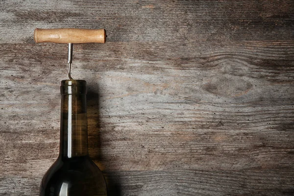Flaska Vin Med Korkskruv Trä Bakgrund — Stockfoto