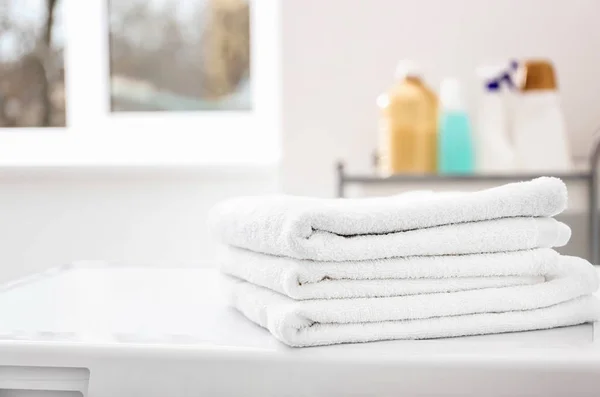 Stack Clean Towels Washing Machine Laundromat — Stock Photo, Image