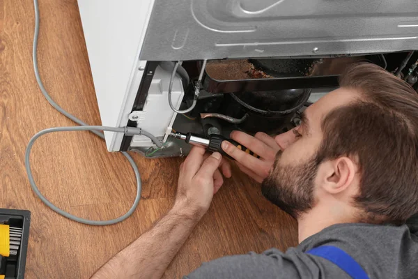 Técnico Masculino Reparando Geladeira Dentro Casa — Fotografia de Stock