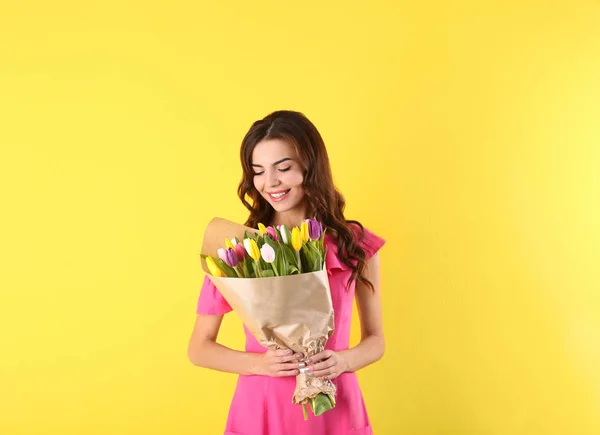 Mulher Bonita Segurando Buquê Tulipas Fundo Cor — Fotografia de Stock