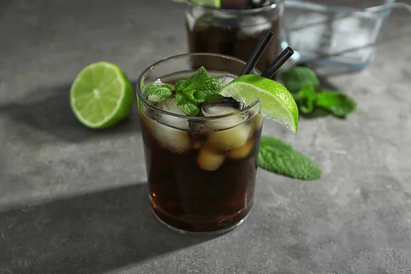 Cocktail Bicchiere Cuba Libre Tavola — Foto Stock