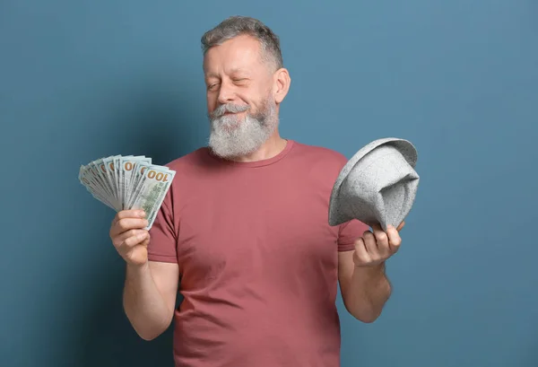 Homem Idoso Feliz Com Muitas Notas Dólar Chapéu Fundo Cor — Fotografia de Stock