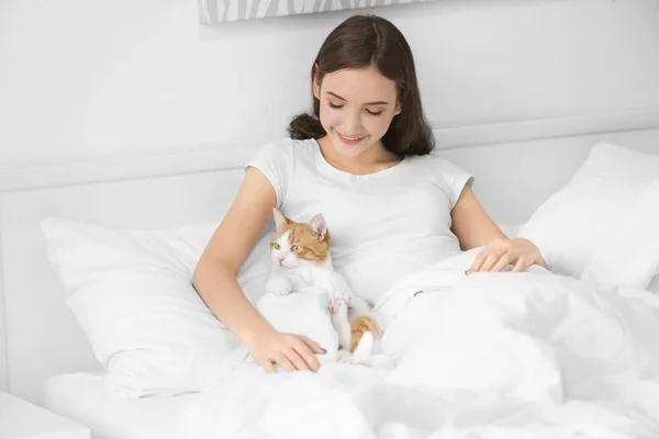집에서 침대에 귀여운 고양이 함께 아름 다운 젊은 여자 — 스톡 사진
