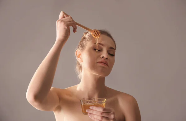 Mooie Jonge Vrouw Honing Toe Passen Haar Gezicht Tegen Een — Stockfoto