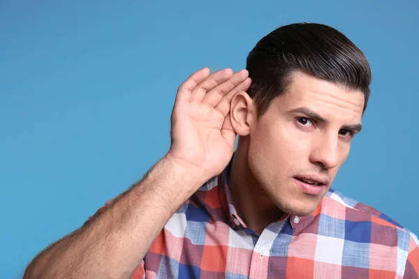 Homme Avec Problème Auditif Sur Fond Couleur — Photo