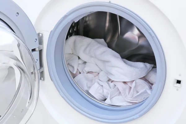 Tvättmaskin Med Kläder Närbild Tvätt Dag — Stockfoto