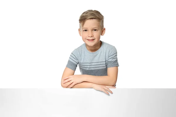 Χαριτωμένο αγόρι με κενό διαφημιστικό πίνακα σε άσπρο φόντο — Φωτογραφία Αρχείου