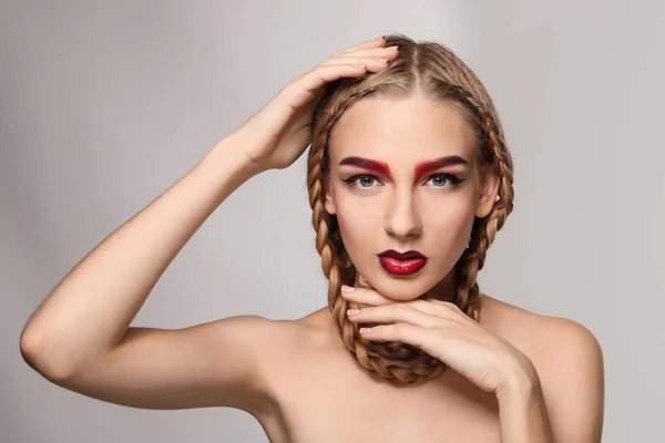 Giovane Donna Con Sopracciglia Tinte Sfondo Bianco — Foto Stock