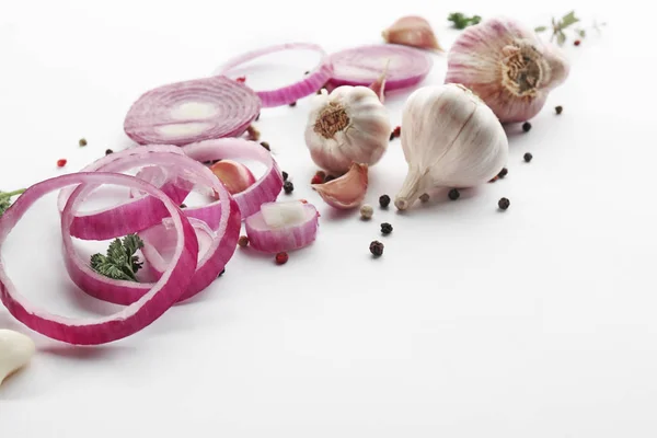 Frischer Knoblauch Zwiebeln Und Paprika Auf Weißem Hintergrund — Stockfoto