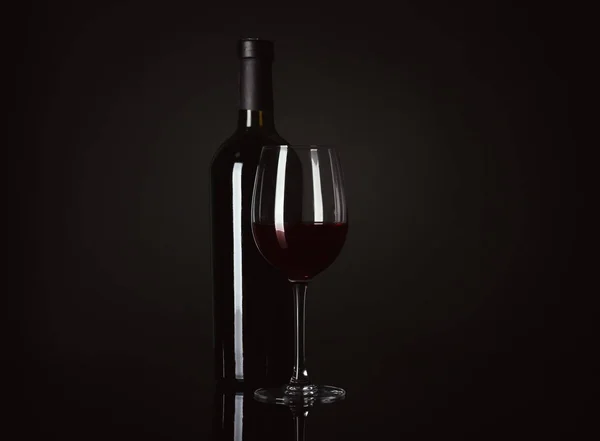 Bouteille Verre Avec Vin Rouge Sur Fond Noir — Photo