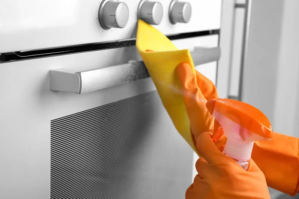 Huisvrouw Reiniging Oven Keuken — Stockfoto