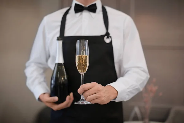 Ober Holding Glazen Een Fles Champagne Binnenshuis Close — Stockfoto