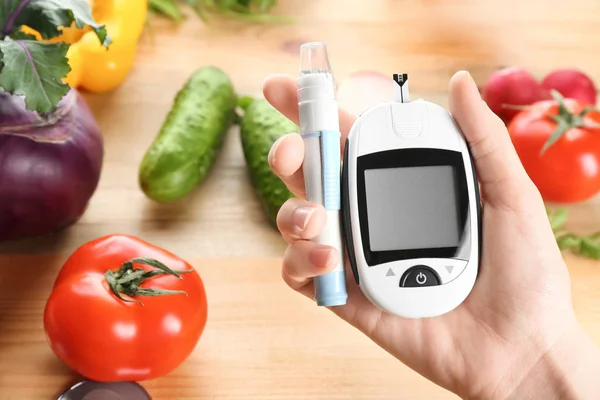 Frau Mit Digitalem Glukometer Und Lanzettenstift Über Tisch Diabetes Diät — Stockfoto