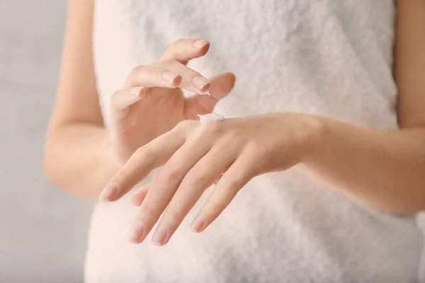 Mujer Joven Aplicando Crema Manos Primer Plano —  Fotos de Stock