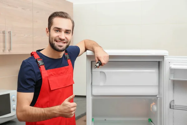 Mannelijke Technicus Succesvolle Reparatie Van Koelkast Binnenshuis — Stockfoto