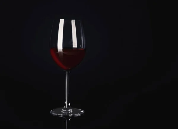 黑色背景红酒杯 — 图库照片